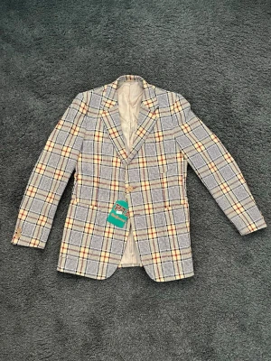 Helt ny custom italiensk kavaj  - Riktigt snygg custom italiensk kavaj, helt ny aldrig använd. Storlek M så passar runt 185-195cm 70-85kg