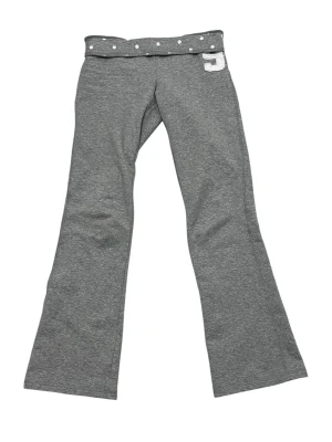 Grå bootcut mjukisbyxor med prickig kant - Grå mjukisbyxor med bootcut passform och bred, vikbar midja med rosa prickar. Siffra i vitt tryck på höften. Perfekta för en avslappnad och trendig look. Mjukt och stretchigt material som känns skönt mot huden.