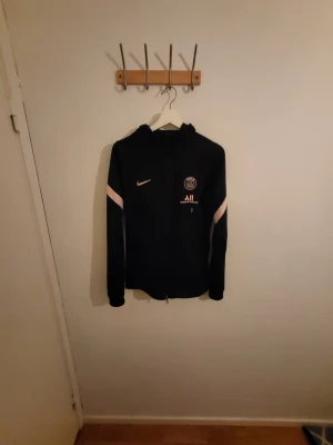 Svart PSG hoodie från Nike - Orginal PSG tröja med luva i mycket gott skick Storlek S 