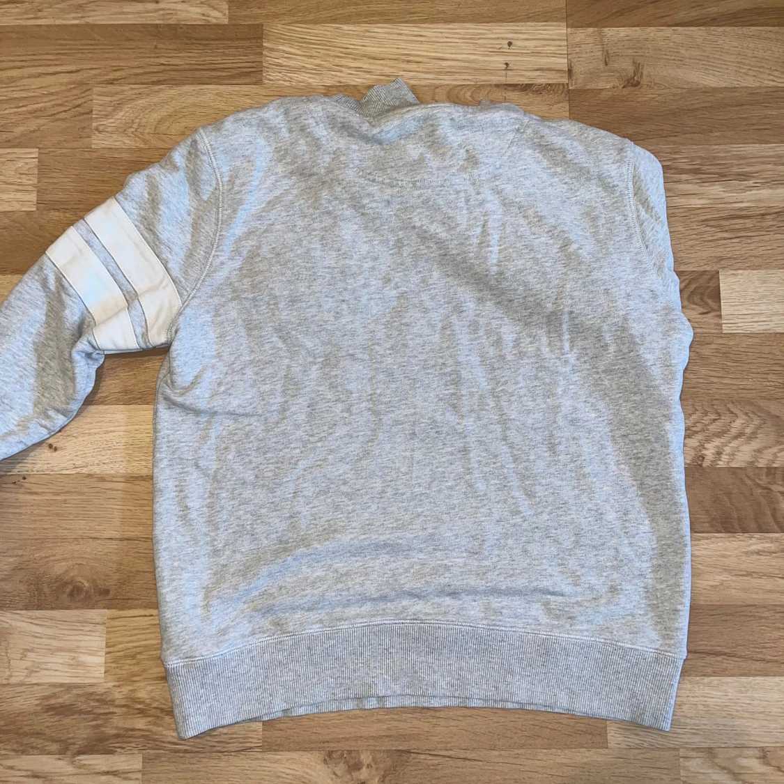 Grå sweatshirt med M-logga från Morris R. Club - 1