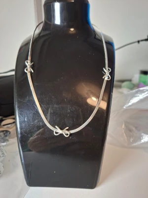 Silverfärgat halsband med rosetter - Överge samlingen, utförsäljning till låga priser