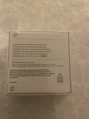 Apple AirPods 4 med brusreducering - Säljer ett par vita Apple AirPods 4 med aktiv brusreducering. Trådlösa hörlurar med laddningsetui, snygg och stilren design i plast. Passar perfekt till dig som vill ha grymt ljud och smidig anslutning via USB-C.