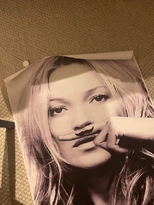 Kate Moss poster - Säljer en jätte populär poster stolek 50x70 då jag råka köpa två och krångligt att sicka tillbaka. Postern är även i ett lite tjockare tyg. Hör av er för fler frågor eller funderingar.💕