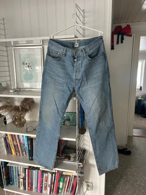 Ljusblå raka jeans från 157 - Säljer ett par ljusblå jeans från 157 med klassisk femficksmodell och raka ben. Jeansen har inga tecken på slitage och är sparsamt använda. Det är straightforward modell.