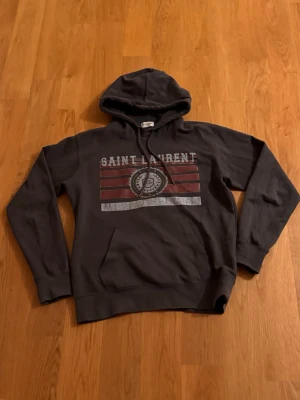 Saint Laurent hoodie - Säljer denna Saint Laurent Hoodie då jag inte har nån användning av den längre. Priset är ej hugget i sten så fråga på!