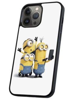 Mobilskal med Minions-motiv - Snyggt mobilskal med Minions-tryck på vit bakgrund. Skalets kanter är svarta och det har öppningar för kamera och knappar. Tillverkat i tåligt plastmaterial och passar perfekt för dig som gillar roliga och färgglada motiv.