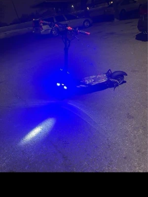 Elscooter med blå LED-belysning - Säljer en svart elscooter med cool blå LED-belysning under och vid framlyset. Scootern har digital display på styret, röda detaljer och bred fotplatta med mönster. Perfekt för dig som vill synas på kvällen och köra med stil. Top hastighet 70kmh och klarar 80km med en kraftful 18ah long range
