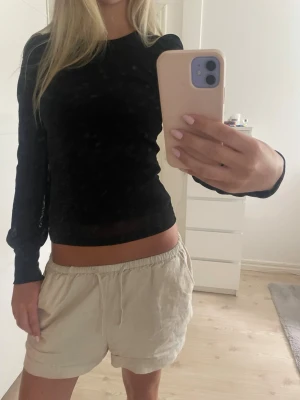 Glittrig topp - Jättefin glittrig topp från Vero Moda💞 endast använd en gång! Andra bilden visar glittret bättre! Storlek Xs men passar S också💞