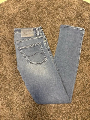 Jacob Cohen jeans - Säljer dessa Jacob Cohen jeans! Jeansen har en snygg tvätt och slimfit passform! Dom är i fint skick! Modellen på bilden är 174cm och väger 63kg