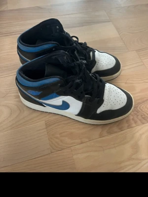 Nike Jordan  - I använt skick, ena inlägget i sulan är borta (bild kan fås)