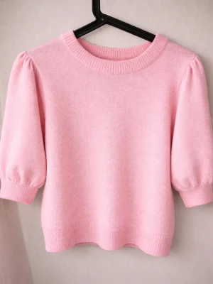 Ljusrosa stickad tröja Gina Tricot - Supersöt ljusrosa stickad tröja från Gina Tricot med puffärmar och ribbade muddar. Tröjan har rund halsringning och är gjord i ett mjukt material som känns skönt mot huden. 