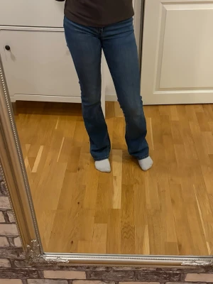 Blåa Bootcut Jeans Highrise - Säljer mina Blåa jeans från Lindex i modellen ”Mira” i strl 34 💕 Säljer då de inte kommer till användning. Se mått på bild 5. Köpta för 799kr🌟 Skriv vid frågor! Pris kan diskuteras vid snabb affär💫