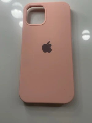 iPhone 12 ljusrosa mobilskal  - Snyggt ljusrosa silikonskal från Apple. Skalet har en mjuk insida i microfiber som skyddar mobilen och en matt yta som ger ett stilrent intryck. Passar perfekt för dig som vill ha ett enkelt men trendigt mobilskal. 