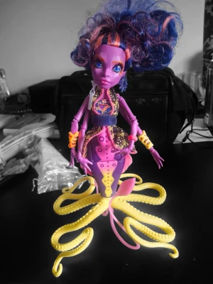 Monster high docka - Monster High docka Great Scarier Reef Mattel Kala Mer'ri Meri Merri Octopus Sea. Väldigt gott skick men kan inte mycket om monster high. Pris kan även sänkas.