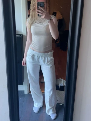 Vita linnebyxor  - Jättefina linnebyxor, som jag tyvärr inte får användning av längre. Storlek 164, men passar xs/s💕