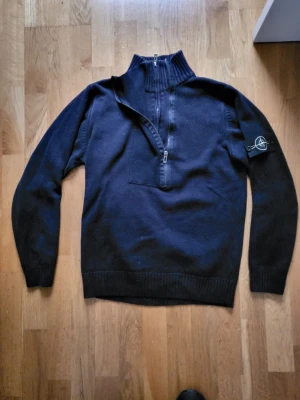 Svart stickad tröja från Stone Island - Snygg vinted kofta från Stone Island i fint skick, storlek XL men liten I storlek passar mig som bär S, är 176 cm lång.