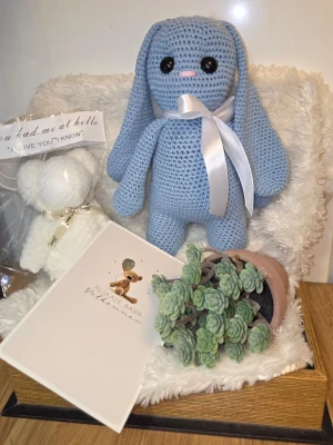 NY Handvirkad Kanin höjd : 24 cm - Virkad Kanin Höjd ca 24 cm Säkerhetsögon  Virkad i bomullsgarn och stoppade med kuddfyllning 