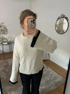 Beig stickad tröja med svarta detaljer - Beig stickad tröja som tyvärr inte kommer til användning☺️Den är i storlek S ifrån Gina! Säljer den för 199kr