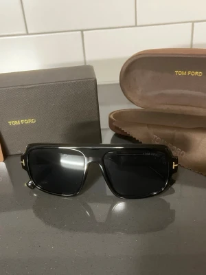  solglasögon  Tom Ford - Helt nya och oanvänd solglasögon från Tomford allt som visas i bilden medföljer, skickas inom 24 timmar