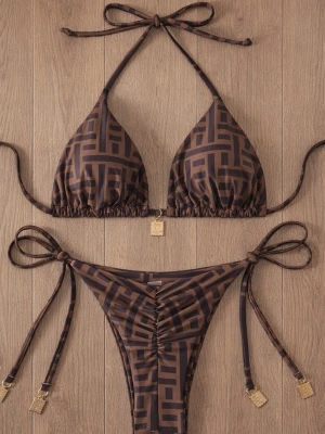 Snygg brun bikini set - Snygg brun bikini med geometriskt mönster och guldfärgade detaljer. Överdelen är trekantsmodell med knyt i nacke och rygg, underdelen har höga ben och knyt i sidorna. Perfekt för stranden eller poolen.