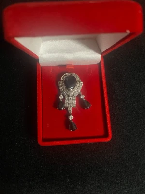 Äkta silver halsband tillbehör  - Unik halsband tillbehör i silverfärgad metall med stora svarta droppformade stenar och gnistrande klara stenar. Den har en elegant, vintageinspirerad design. Perfekt för dig som vill sticka ut med accessoarer.