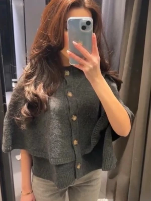 Stickad tröja  - Slutsåld och eftertraktad cape/kofta från Zara. Helt oanvänd med prislapp kvar💗