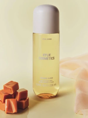 Kylie Cosmetics Caramel Cloud Body Mist - Kylie Cosmetics Caramel Cloud Body Mist är en parfym i en genomskinlig, guldfärgad plastflaska med vit kork. Doften har karamelltoner och flaskan rymmer 236 ml. Snygg och modern design som känns lyxig och trendig. Skriv för fler bilder💕
