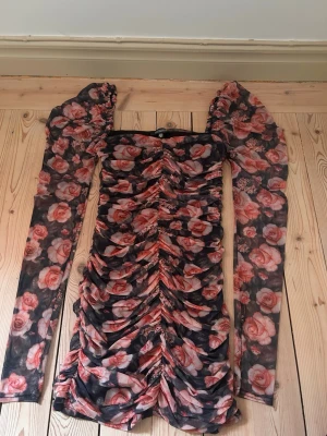 Blommig Klänning - Säljer denna super snygga klänning från Missguided. Den sitter som en smäck på kroppen och är perfekt till sommaren. Ärmarna går att han på axlarna eller lite hängande. Den är stretchig. Älskar denna, men har allt för många klänningar.🫣💕