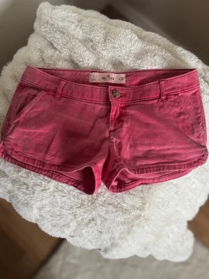 Rosa lågmidjade jeansshorts  - Lågmidjade jeansshorts ifrån hollister! Midjemåttet är 37cm