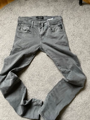 Replay anbass jeans -29/32 - Sjukt snygga i grå färg. Anbass modell i slim fit. 29/32 passar exakt för det. Litet märke som synes på bild. Skriv vid funderingar 