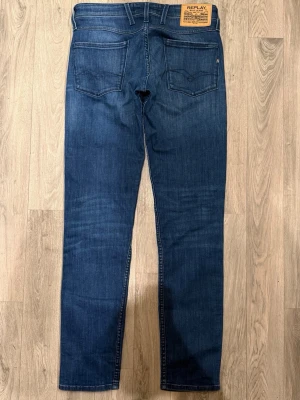 Replay Anbass Jeans Mörkblå W30/L34 - Slim Fit - Mycket fint skick, knappt använda. Storlek W30/L34. Mått - Midja: 40cm, Ytterbenslängd: 105cm, Benöppning: 16cm. Modellen är 185cm & 65kg. Hör av dig vid funderingar!🤝