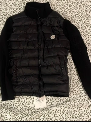 Moncler cardigan - En svart moncler cardigan i helt ny skick. Pris diskuteras vid snabb affär!
