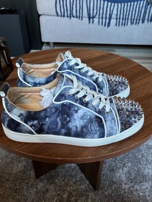 christian louboutin - Riktigt snygga christian louboutins med monogram mönster vilket är väldigt sällsynt. samt är skorna i väldigt bra skick och äktighetsbevis finns, bara o skriva vi fler frågor eller bilder mvh