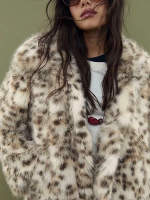 Pälsjacka SÄNKT PRIS - Cool pälsjacka från Stradivarius! Aldrig använd med lapp på! Storlek S. Skickar gärna fler bilder vid intresse💞Nypris 700kr