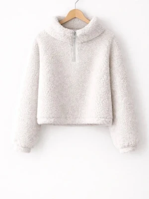 Vit teddy hoodie med halv dragkedja - Mysig vit teddy hoodie med halv dragkedja framtill och hög krage. Tröjan har en fluffig och mjuk textur, långa ärmar och elastiska muddar. Perfekt för dig som gillar en avslappnad och trendig look.