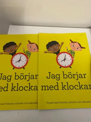 Jag börjar med klockan pysselbok - Rolig och pedagogisk pysselbok med gul framsida där barn lär sig klockan genom övningar om timmar, minuter och sekunder. Boken har illustrationer av barn och en stor klocka på omslaget. Perfekt för att träna logiskt och numeriskt tänkande. OANVÄND!! 
