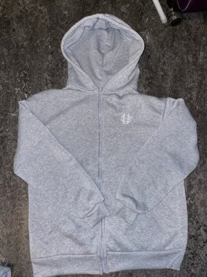  Really fast shipping  Tracksuit kofta & byxa beautiful brand new - Bought 2 selling 1 brand new in packet 