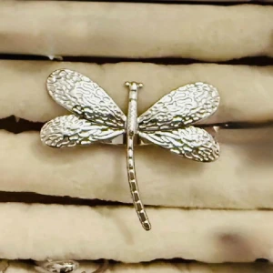 Silverfärgad trollslända ring  - Unik ring i form av en trollslända med detaljerad struktur på vingarna. Den är silverfärgad och har en elegant, naturinspirerad design som passar perfekt som accessoar till jacka eller väska.