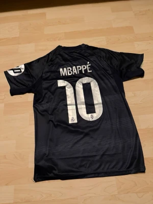 Mbappe #10 Real Madrid Borta Kit 2025/26 - Stilren fotbollströja i helt nytt skick. Inte använd en sekund.