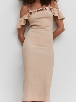 Beige offshoulder klänning med volang - Trendig beige långklänning med smala axelband och bred volang längs offshoulder-överdelen. Klänningen har en slits bak och är tillverkad i ett ribbat material som ger en snygg struktur. Perfekt för dig som gillar stilrena och feminina plagg. Sitter bra på en M L också nypris ca 800kr