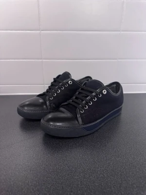 Lanvins - Helsvarta snygga lanvins i storlek uk 6 vilket motsvarar 42. Skorna är lite skadade på insidan på båda skorna men det är inget som man lägger märke till när man använder dem. Dom är även skadade på hälarna inuti skon. Utöver det är dom i toppskick! Hör av dig om du har någon fråga!