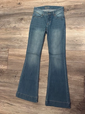 Blå bootcut jeans från kimes ranch - Snygga blå bootcut jeans från kimes ranch, modell ”Lola”. Storlek 00 så typ S. Dom är tyvärr lite förstora för mig och går inte att skicka tillbaka. Aldrig använda bara testade. Nypris-1150kr.