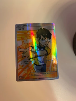 Pokémonkort Judge Trainer holo - Säljer ett Pokémonkort av typen Trainer, Judge, med holografisk yta. Pris diskuteras i Dms.