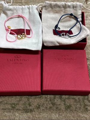 Valentino armband  - Säljer snygga armband från Valentino. Har några färger till bara hör av. Pris kan diskuteras vid snabbaffär