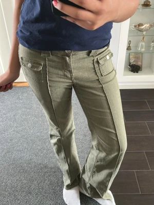 Super snygga jeans med fickor! - Säljer ett par gröna jeans med raka/flare ben och snygga fickor! Aldrig använda och är inte alls sträva. Sitter perfekt! Pris kan diskuteras!💕
