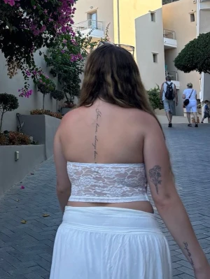 Vit spets tubtopp - Säljer en superfin vit  tubtopp i spets med blommigt mönster 