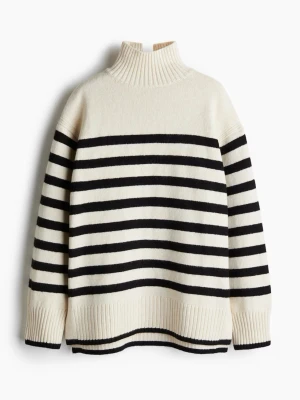 Randig stickad polotröja - Stickad tröja i offwhite med svarta ränder och polokrage. Perfekt för dig som gillar klassisk och stilren design. Är nyinköpt och endast testad en gång. Skriv om du har några funderingar, pris går såklart att diskutera! ❣️❣️