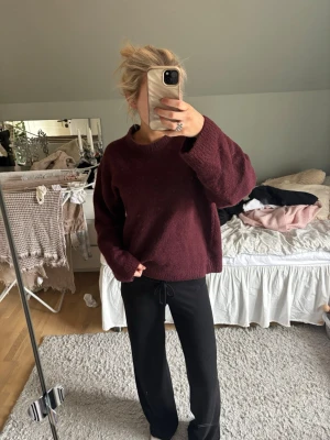 Vinröd  stickad tröja - Mysig vinröd stickad tröja ifrån Gina 