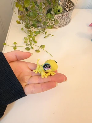 littlest pet shop - Littlest pet shop ödla authentisk Finns fler i min profil för bundle. Följ gärna för att se fler jag lägger upp