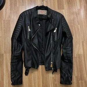 Svart skinnjacka strl 40 - ✨ Svart skinnjacka från Chiquelle. Strl 40. Bra skick. ✨